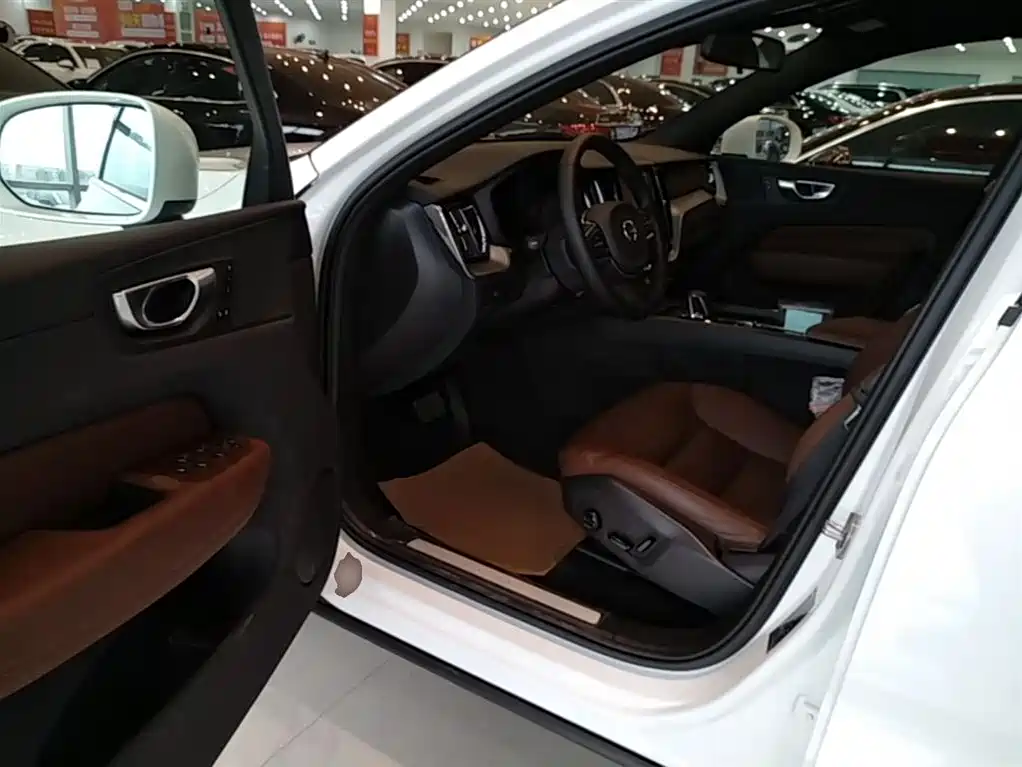 Volvo XC60 — фото 15
