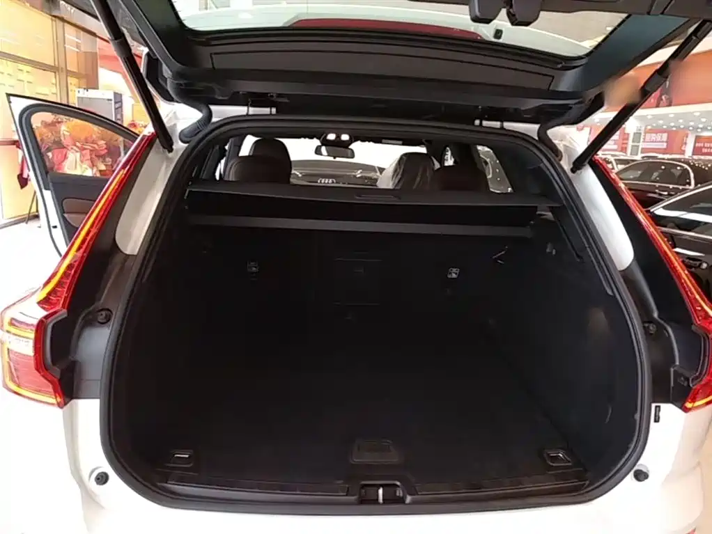 Volvo XC60 — фото 19