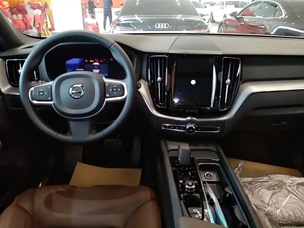 Volvo XC60 — фото 10