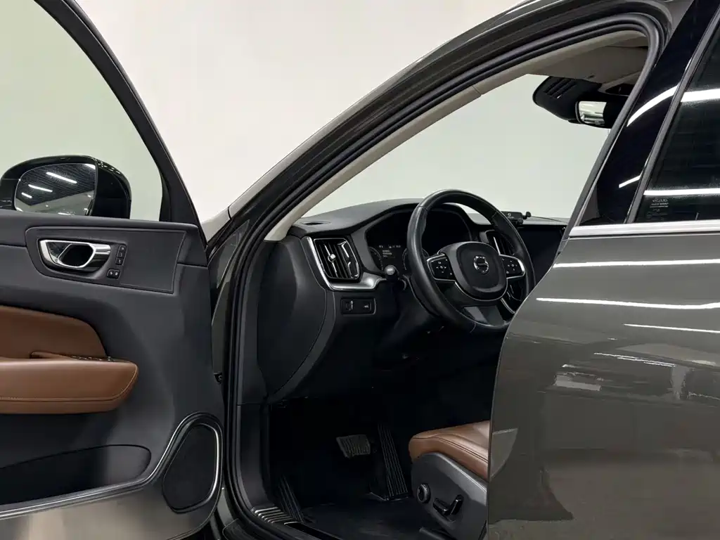 Volvo XC60 — фото 11