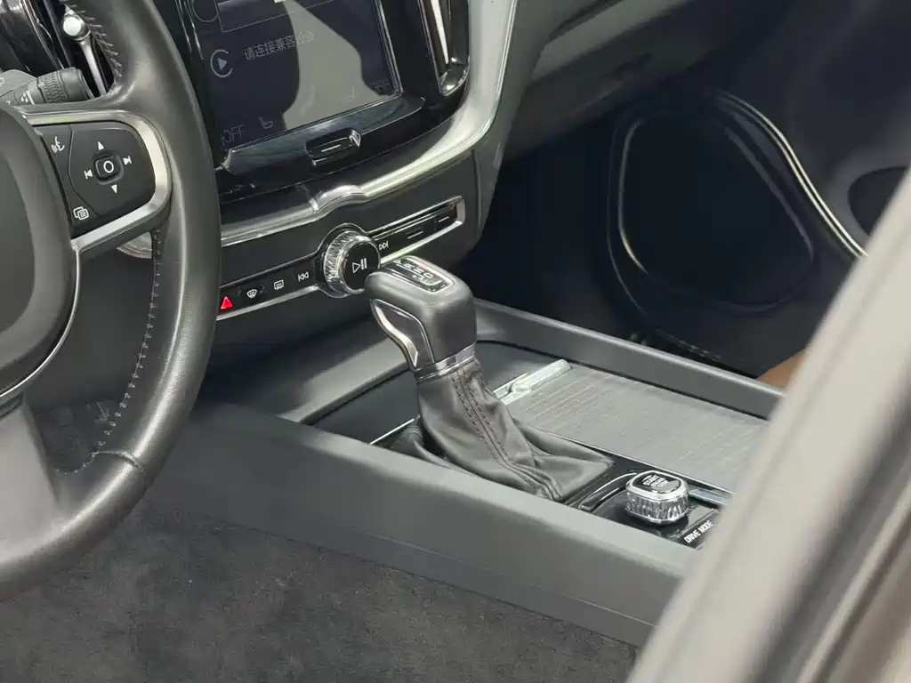 Volvo XC60 — фото 14
