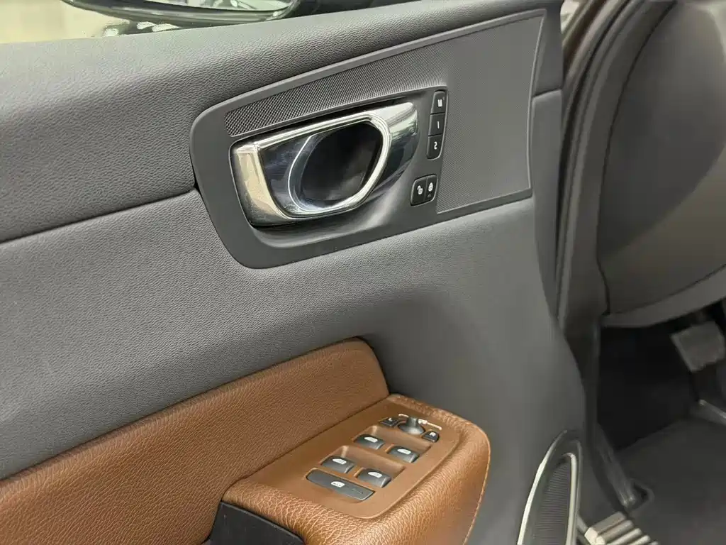 Volvo XC60 — фото 15