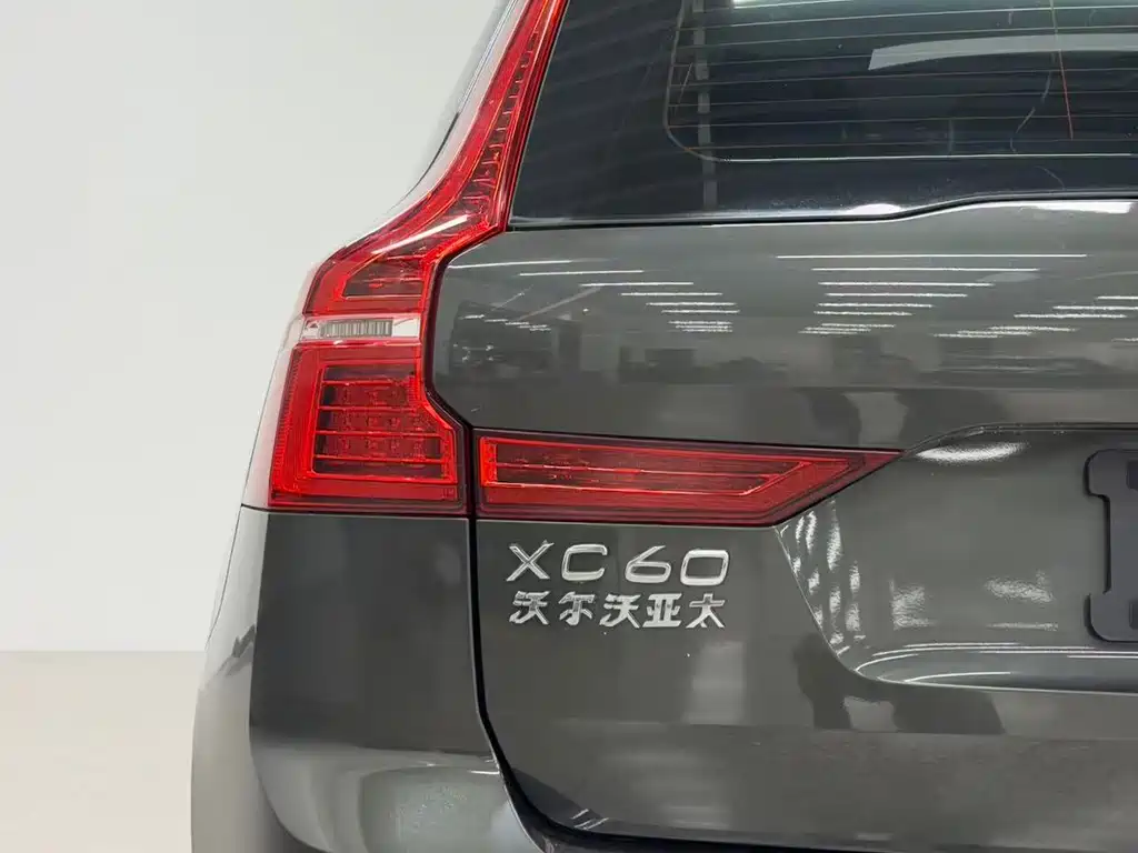 Volvo XC60 — фото 19