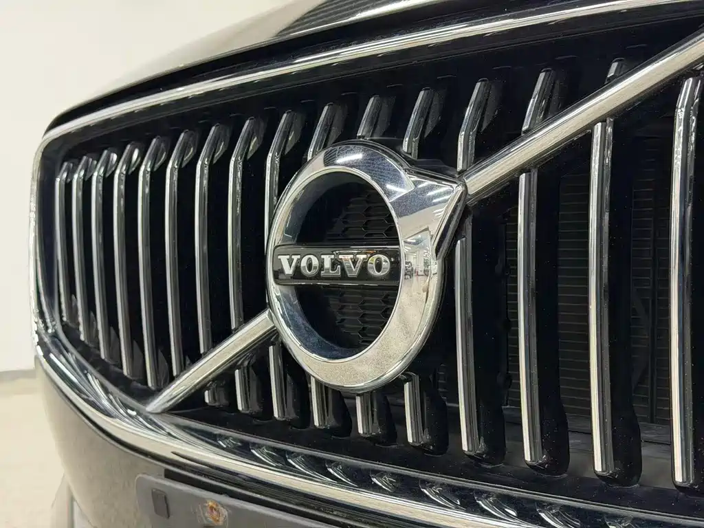 Volvo XC60 — фото 23