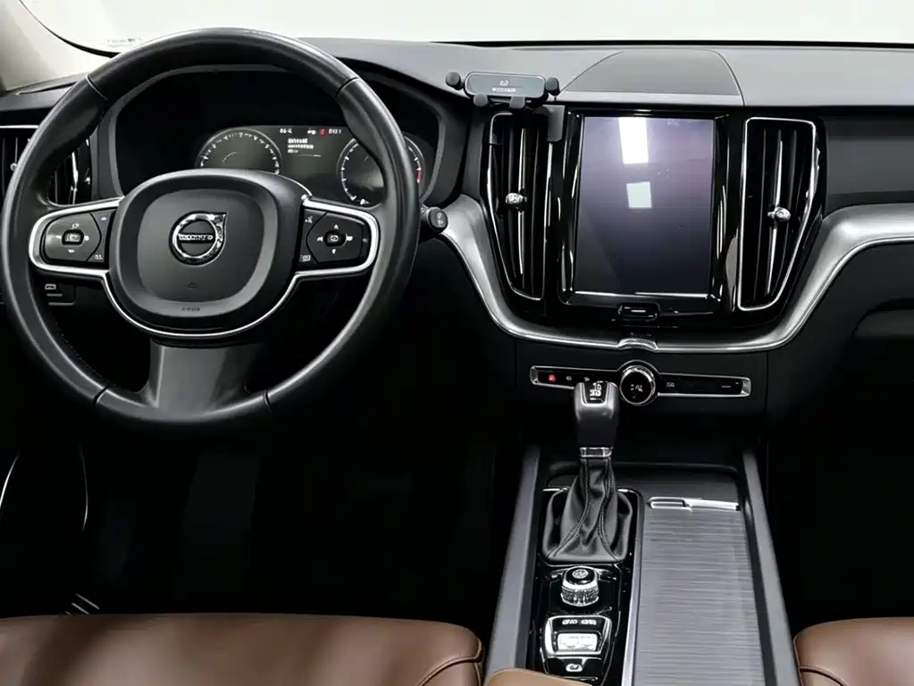 Volvo XC60 — фото 8