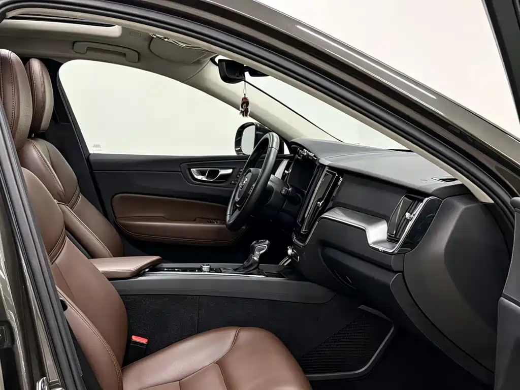 Volvo XC60 — фото 9