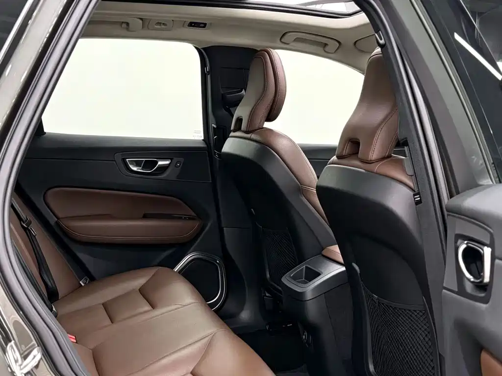 Volvo XC60 — фото 10
