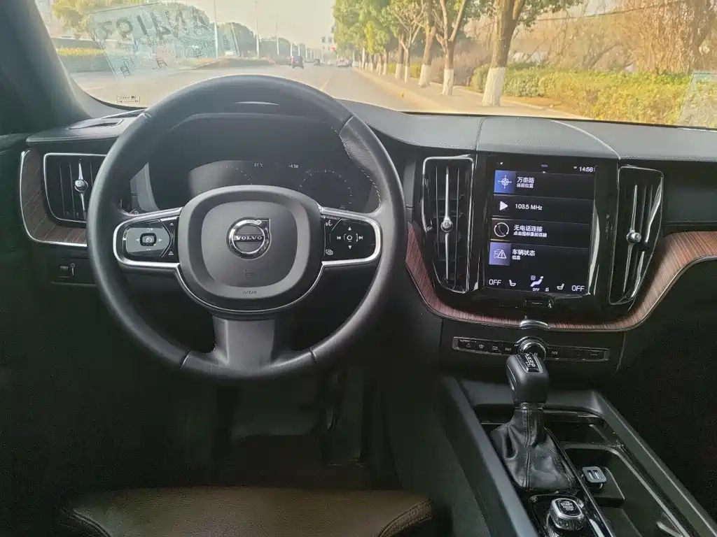 Volvo XC60 — фото 11