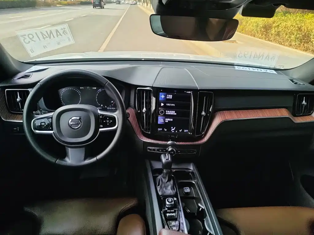 Volvo XC60 — фото 10