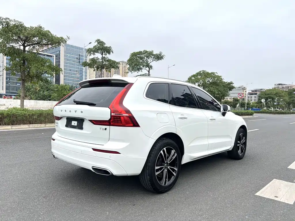 Volvo XC60 — фото 8