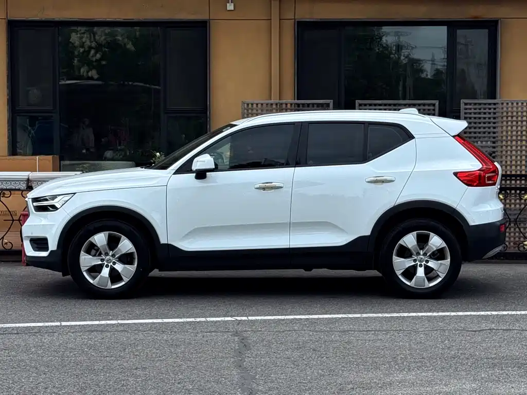 Volvo XC40 — фото 2