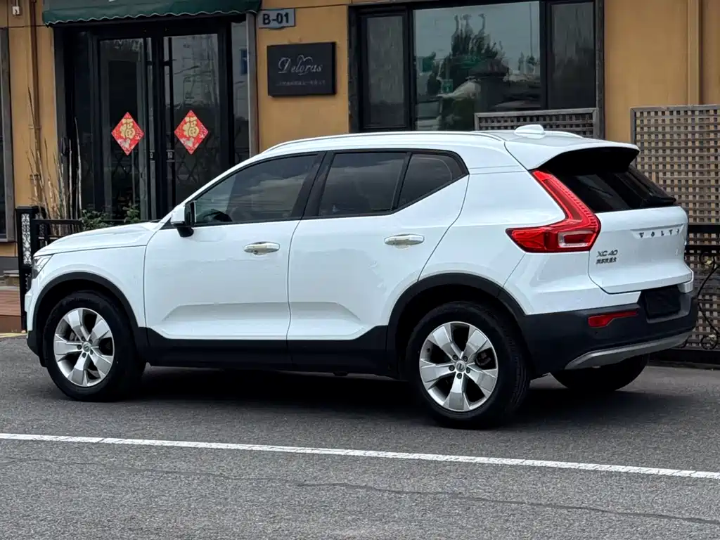 Volvo XC40 — фото 3