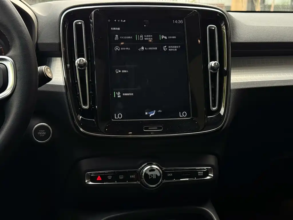 Volvo XC40 — фото 8