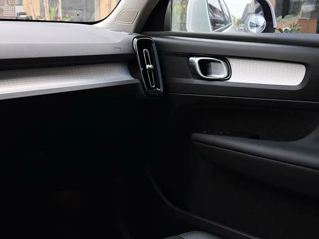 Volvo XC40 — фото 9