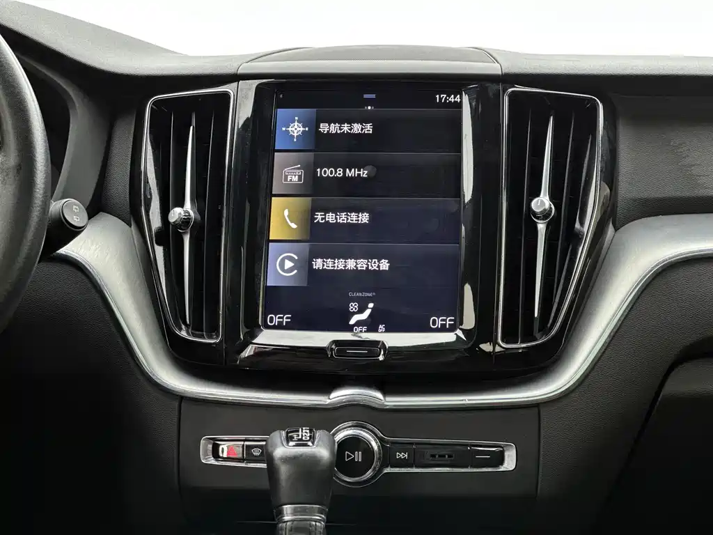 Volvo XC60 — фото 11