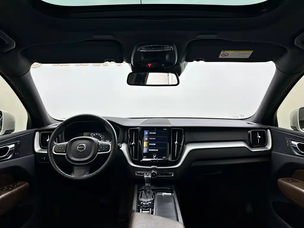 Volvo XC60 — фото 13