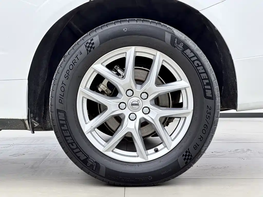 Volvo XC60 — фото 14