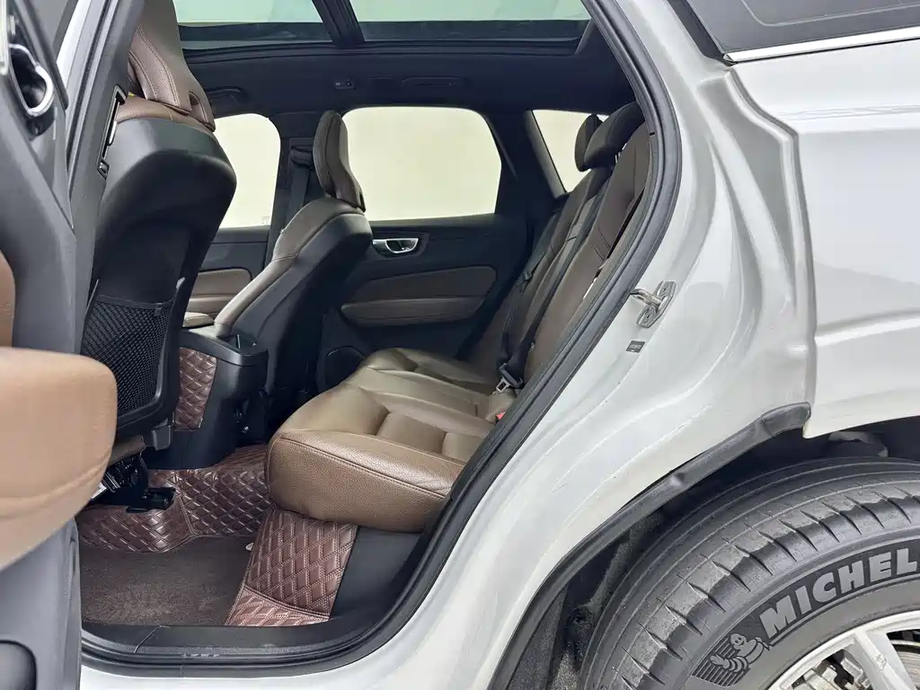Volvo XC60 — фото 15