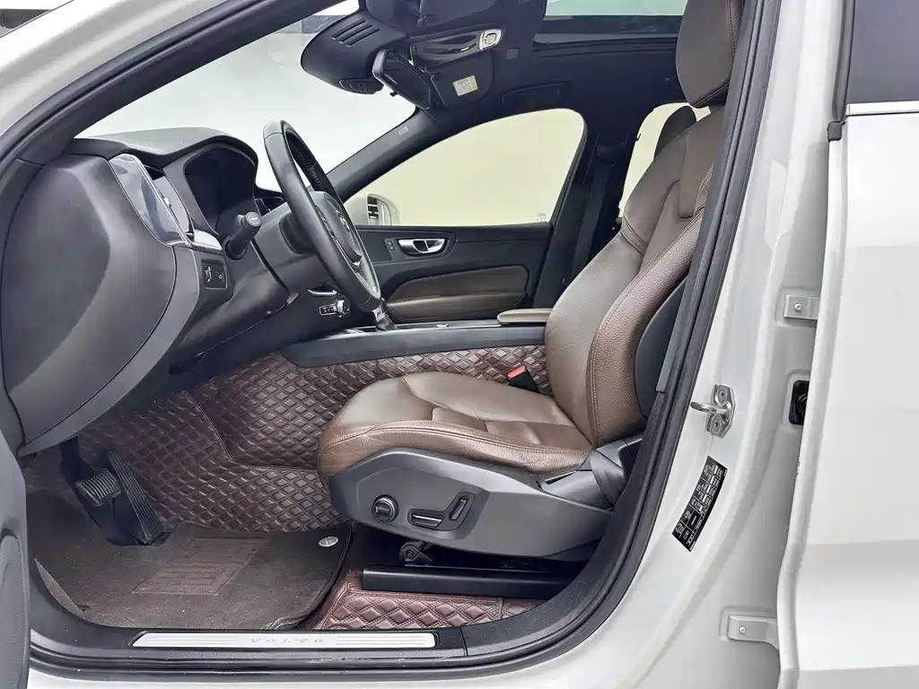 Volvo XC60 — фото 16