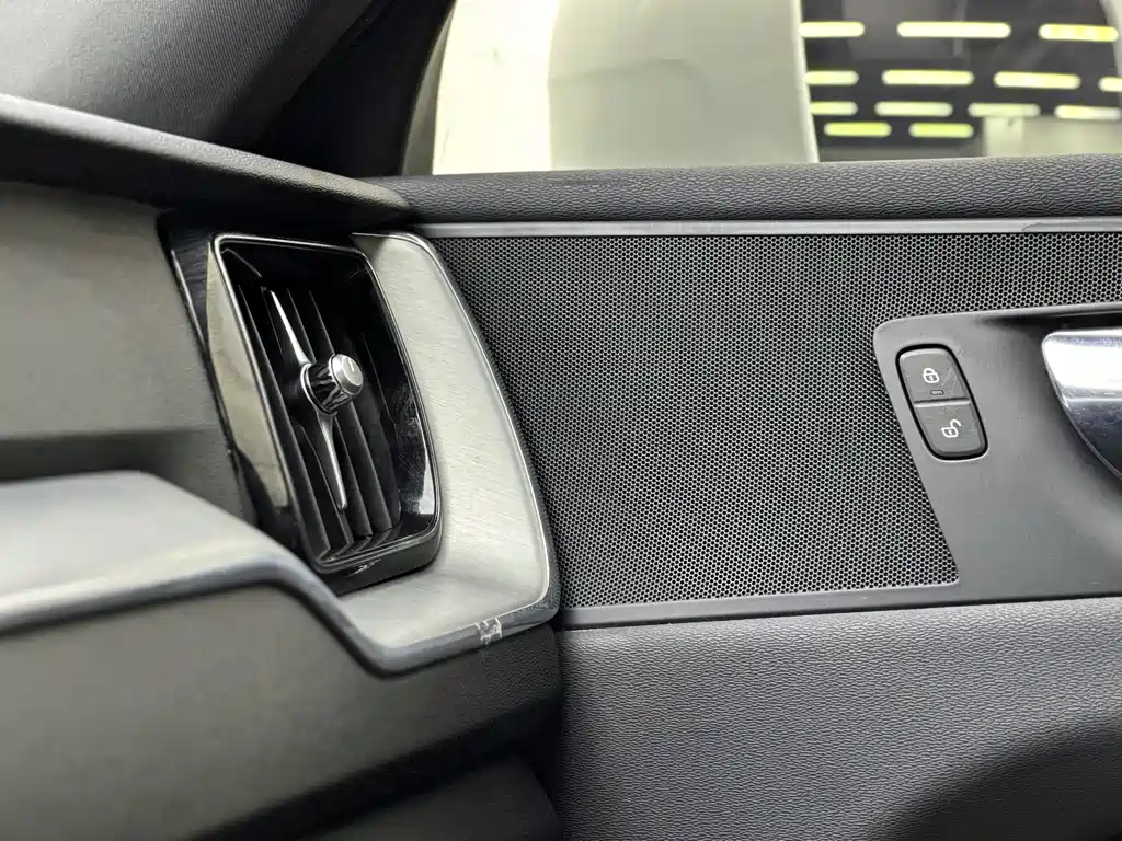 Volvo XC60 — фото 9