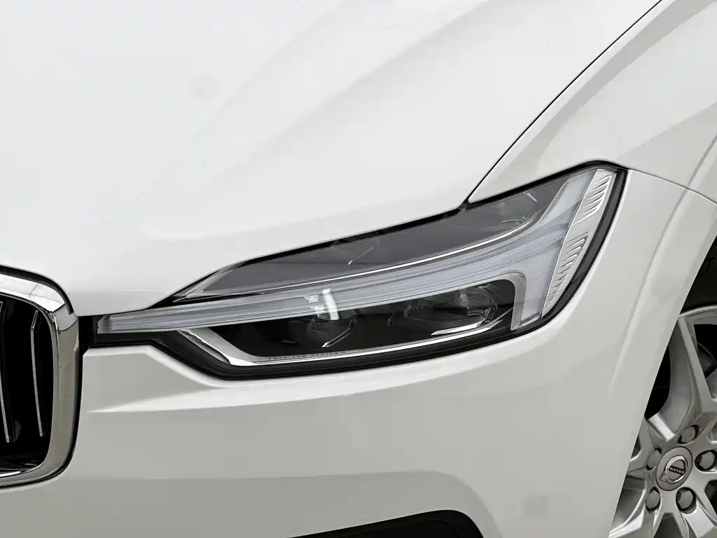 Volvo XC60 — фото 10