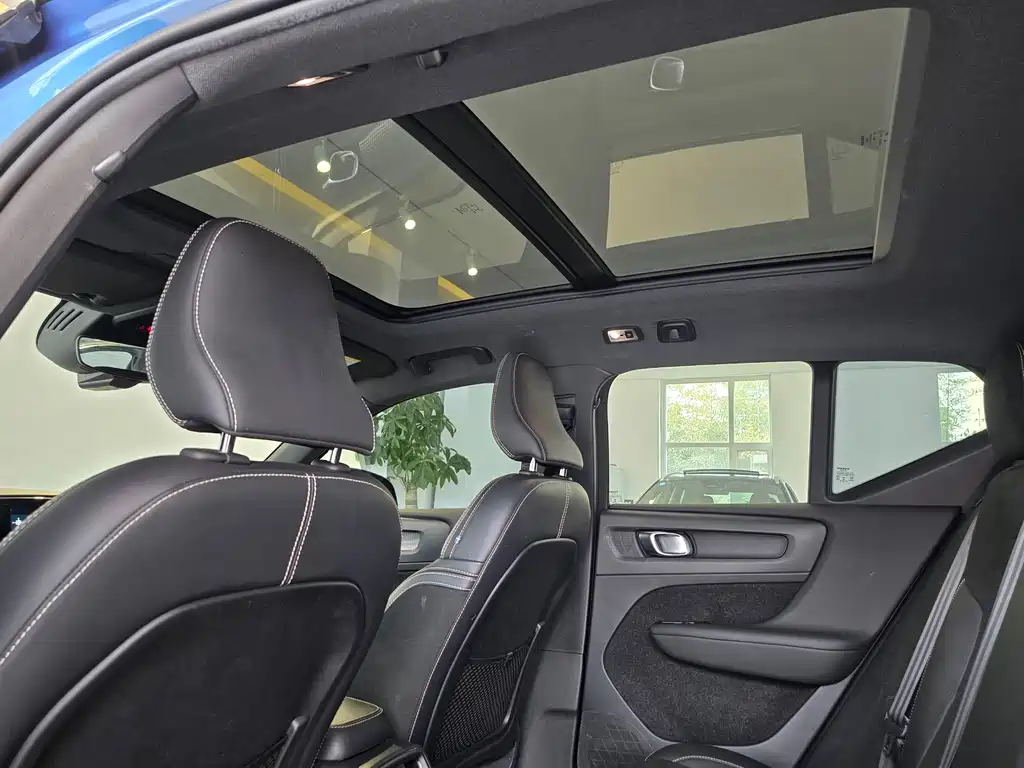 Volvo XC40 — фото 11