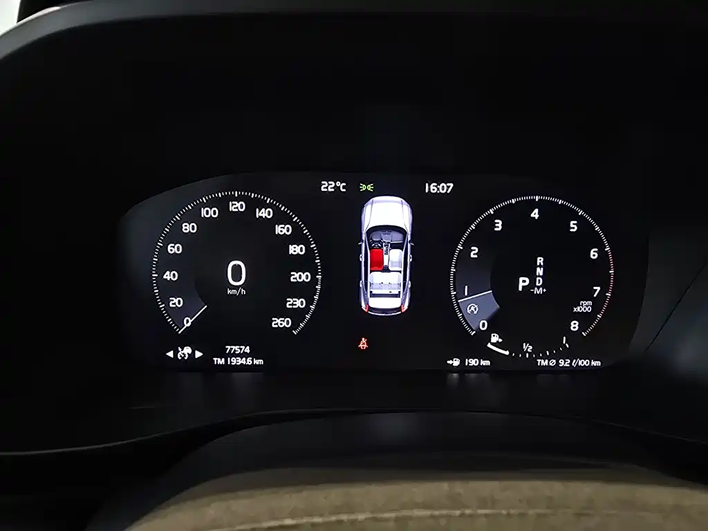 Volvo XC40 — фото 13