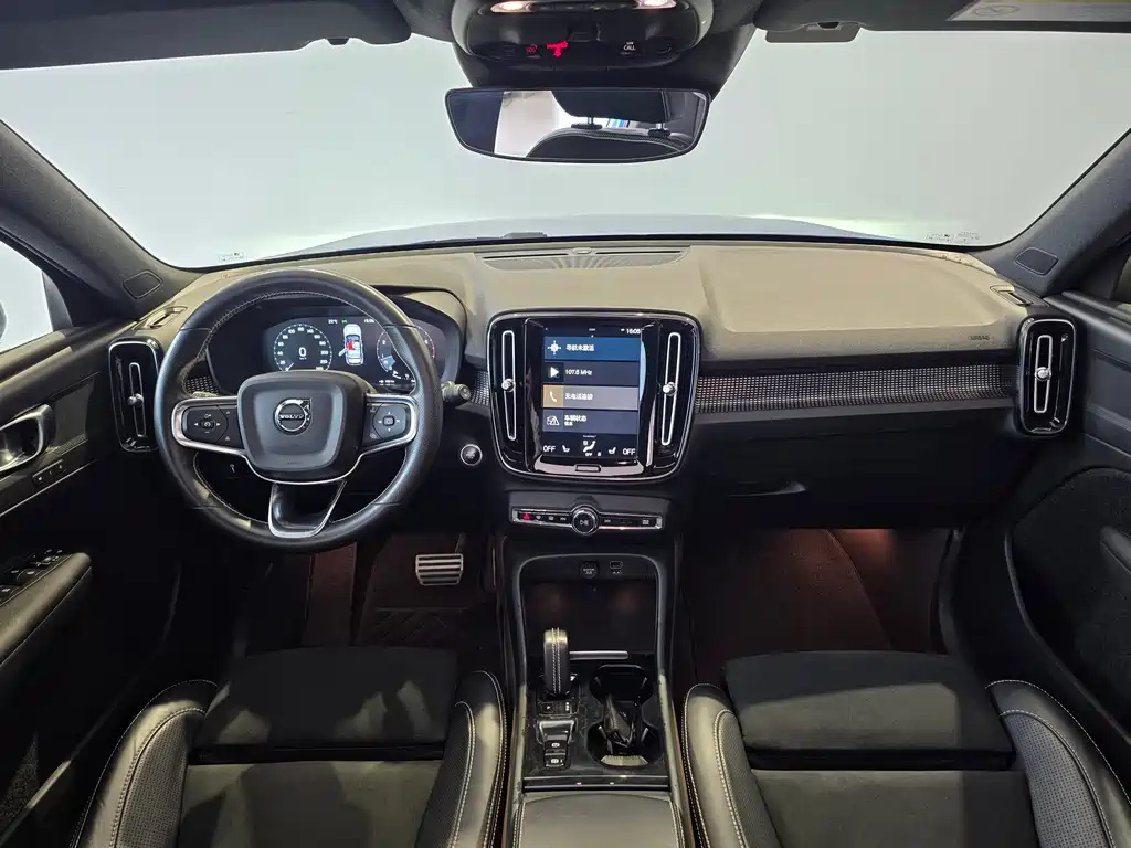Volvo XC40 — фото 10