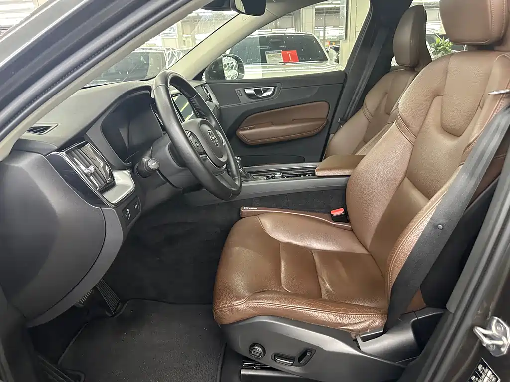 Volvo XC60 — фото 4