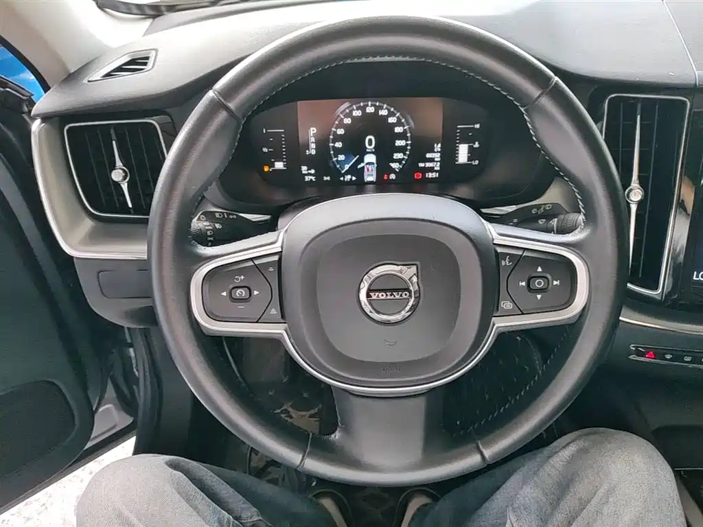 Volvo XC60 — фото 11