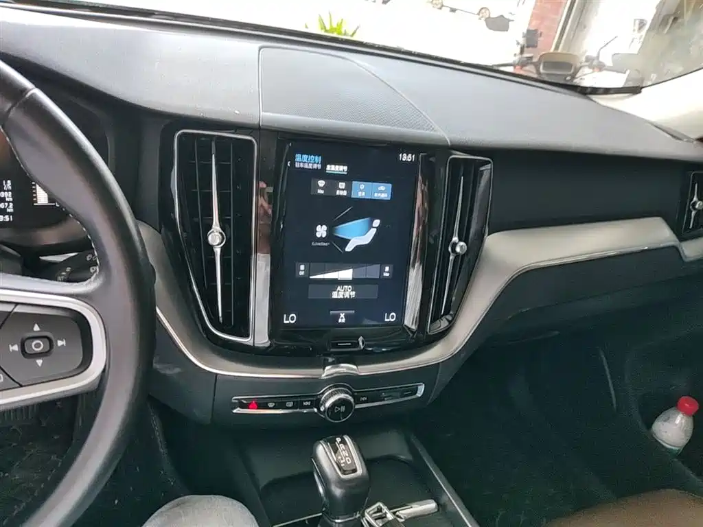 Volvo XC60 — фото 13