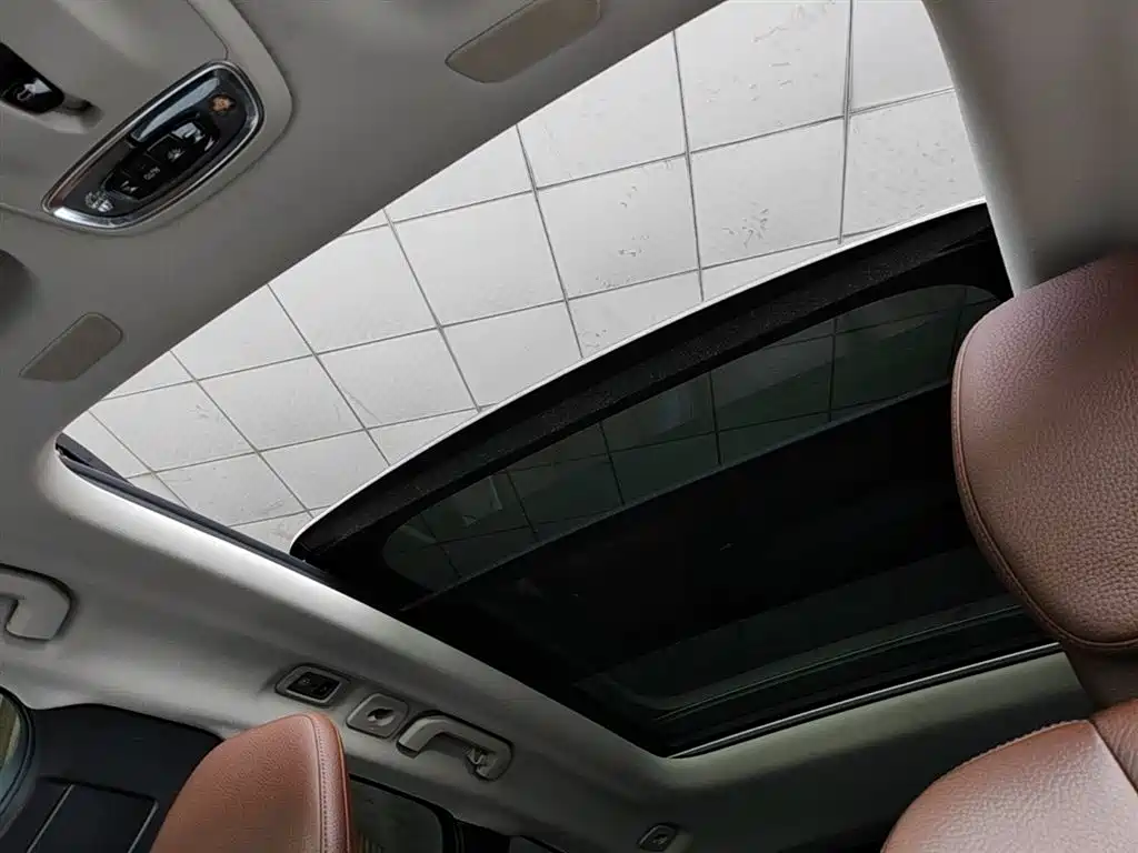 Volvo XC60 — фото 18