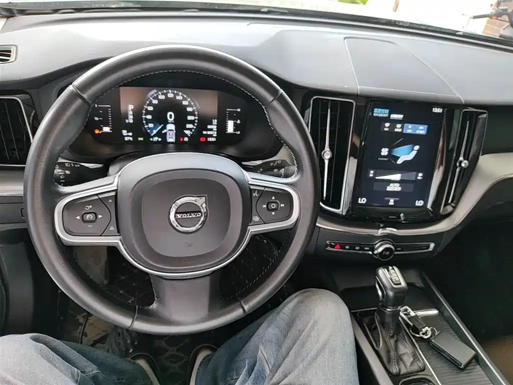Volvo XC60 — фото 10