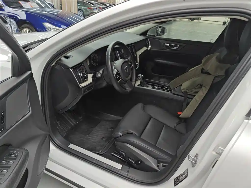 Volvo S60 — фото 15