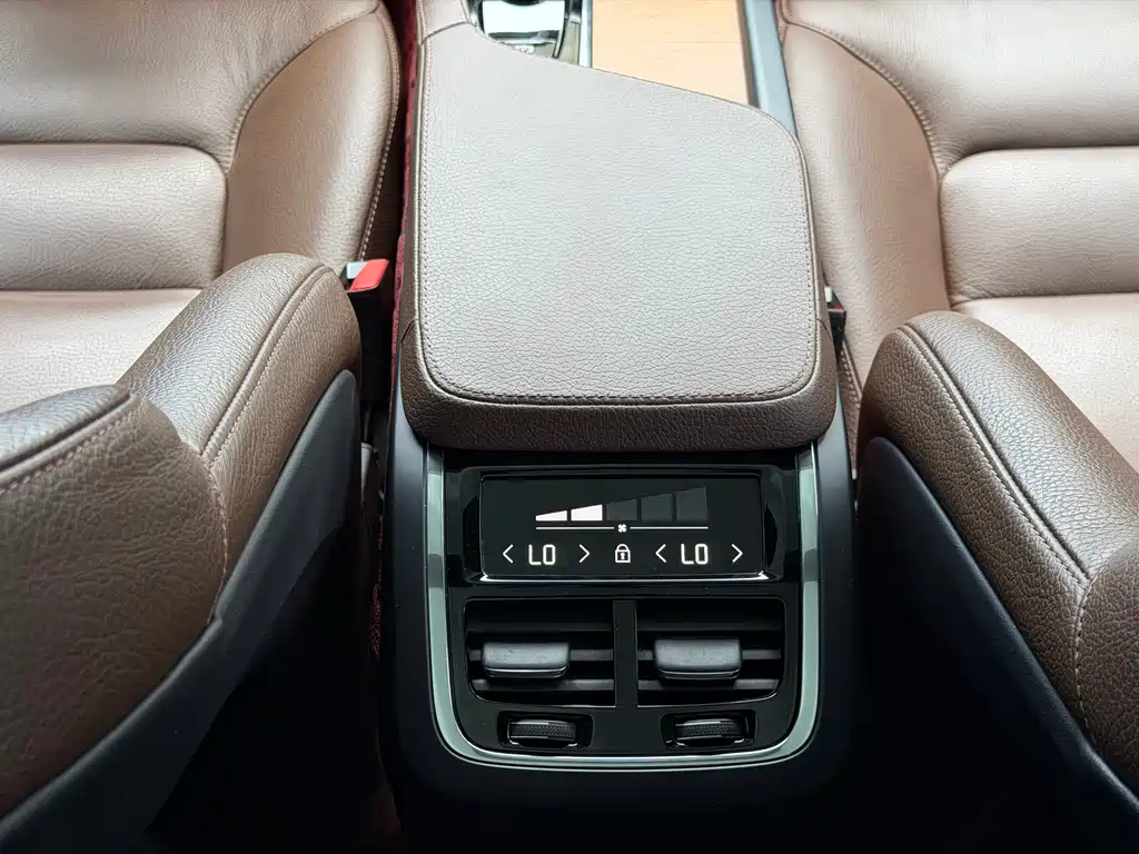 Volvo XC90 — фото 15