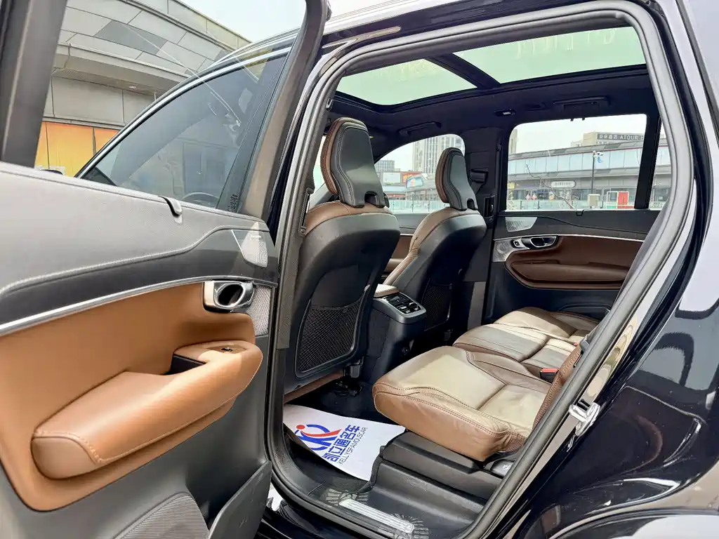 Volvo XC90 — фото 10