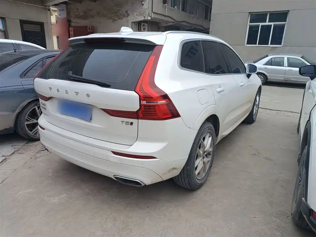 Volvo XC60 — фото 11