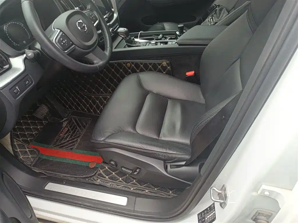 Volvo XC60 — фото 10