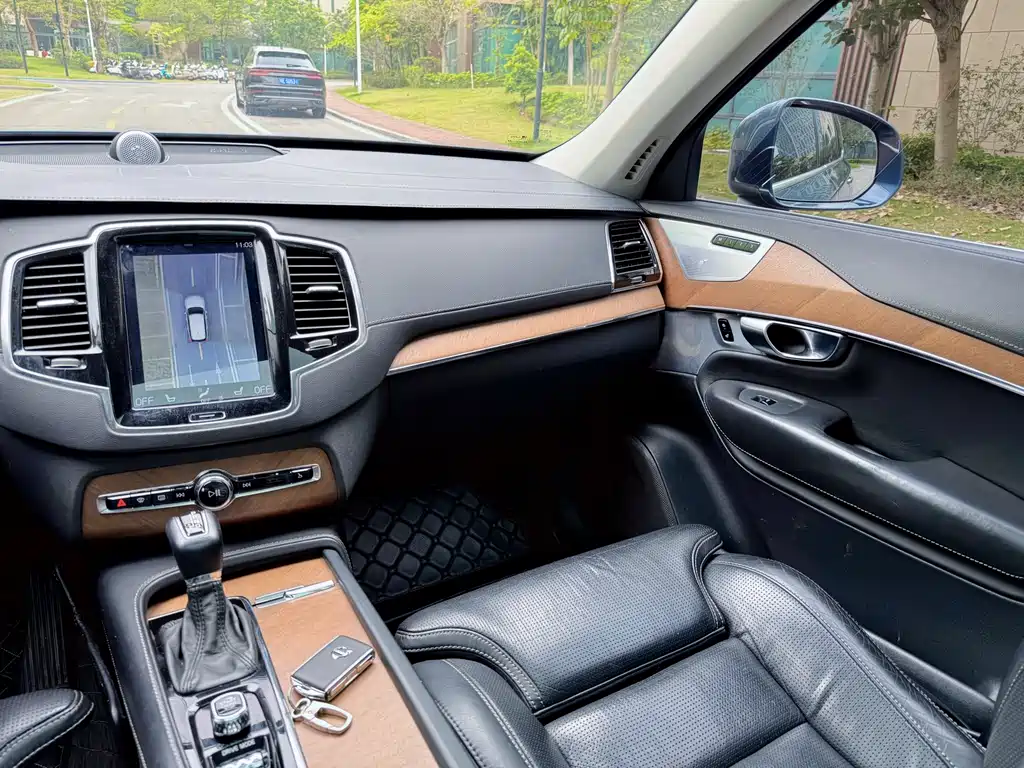 Volvo XC90 — фото 13