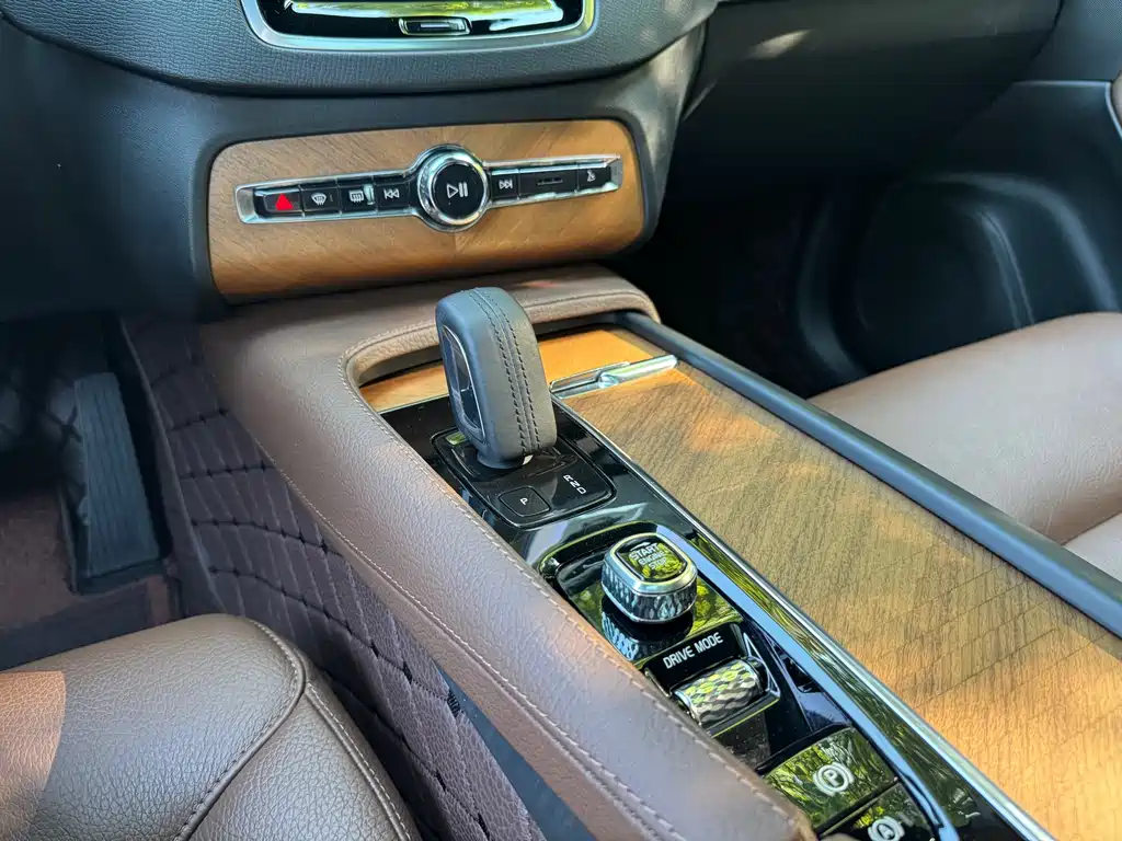 Volvo XC90 — фото 11
