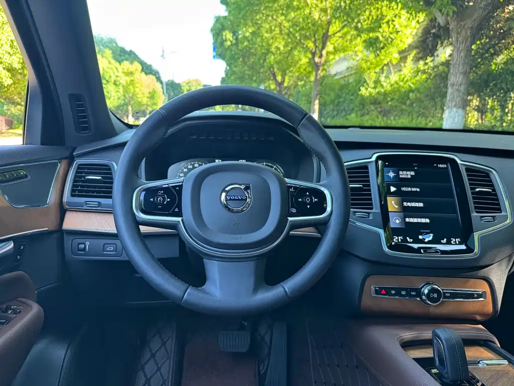 Volvo XC90 — фото 13