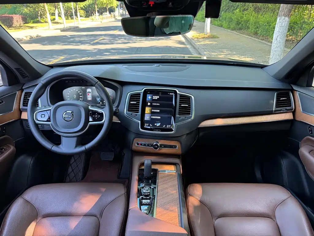 Volvo XC90 — фото 14