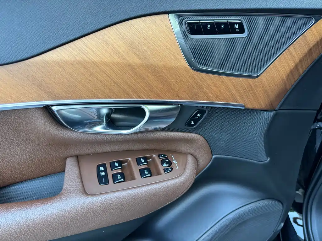 Volvo XC90 — фото 8