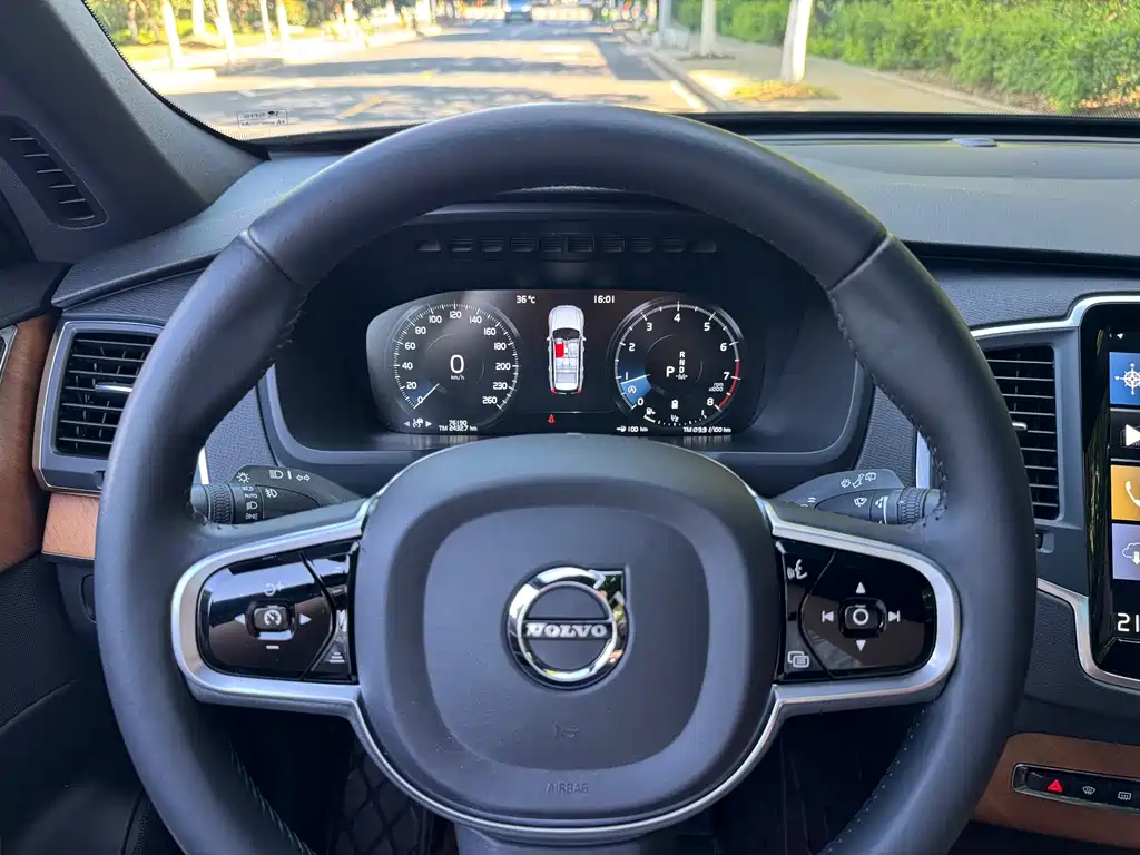 Volvo XC90 — фото 9