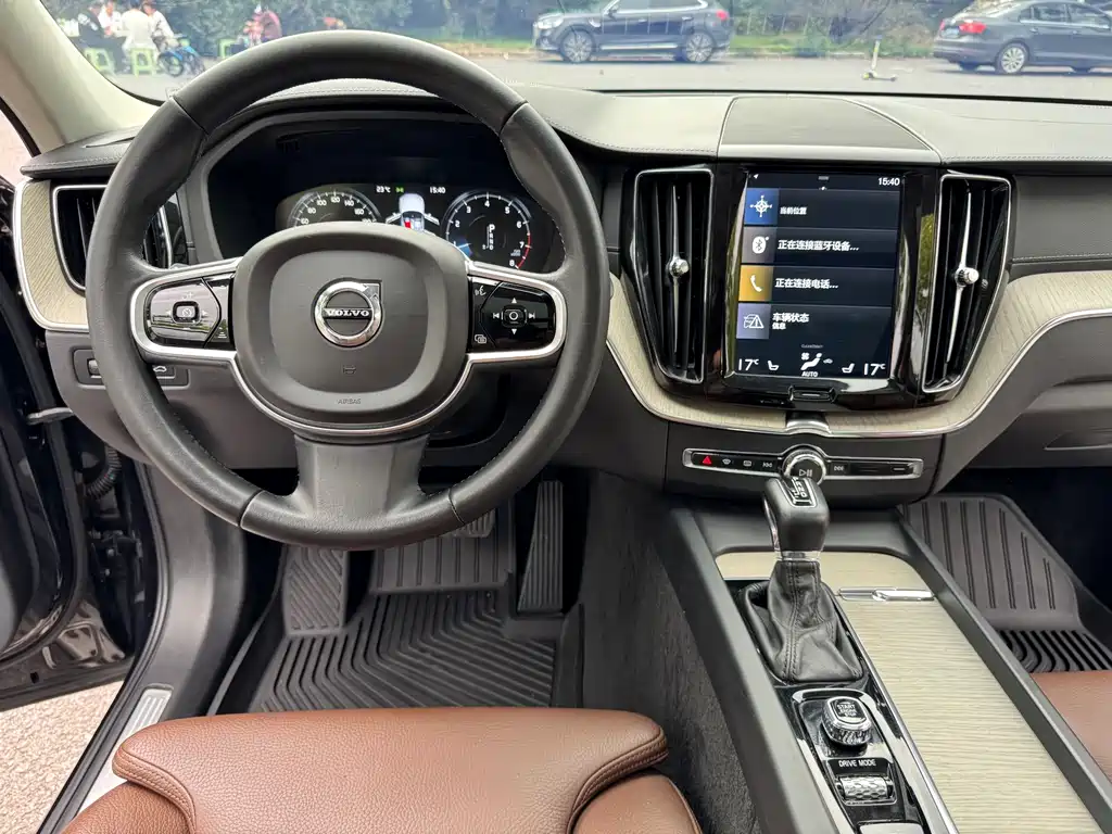 Volvo XC60 — фото 11