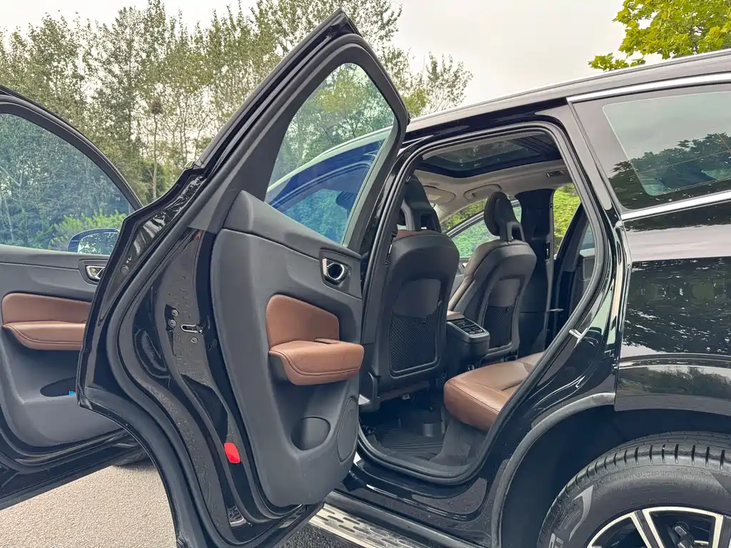 Volvo XC60 — фото 14