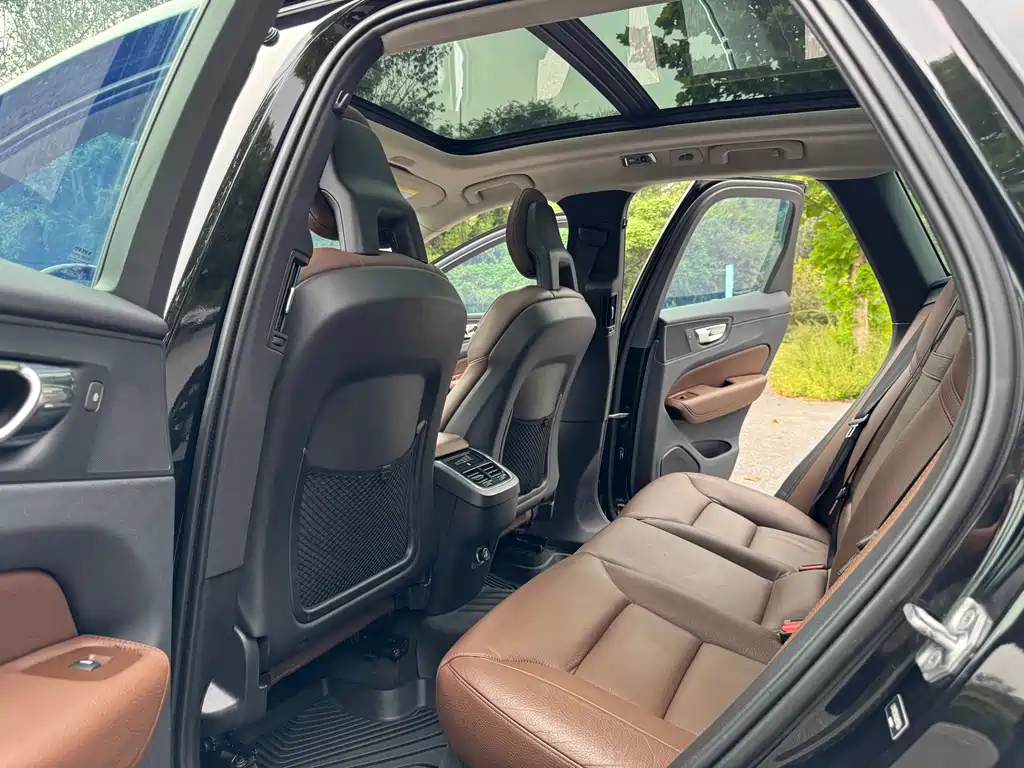 Volvo XC60 — фото 15