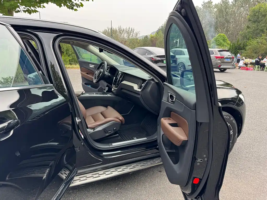 Volvo XC60 — фото 16