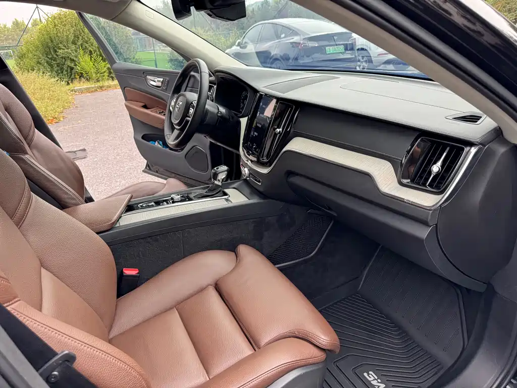 Volvo XC60 — фото 17