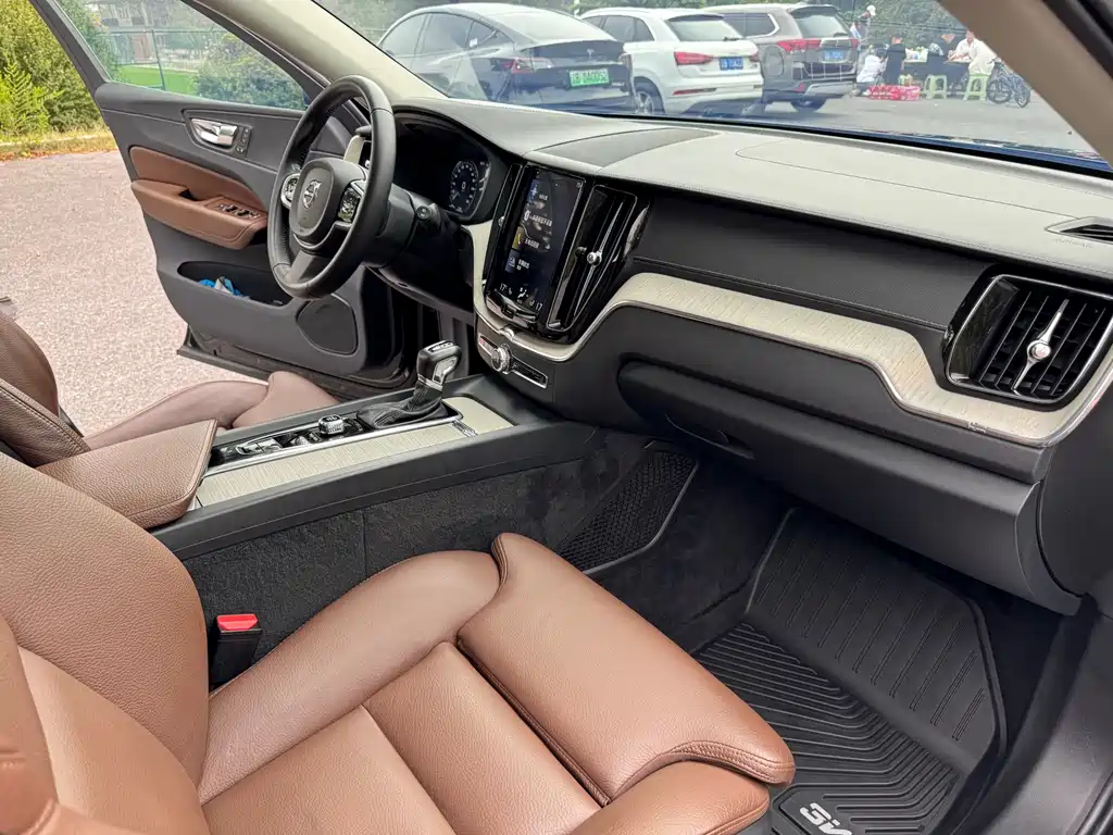 Volvo XC60 — фото 18